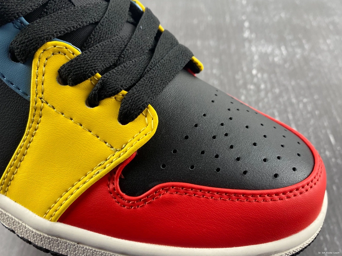 DN3739-060 Multi-Color Low (W) Black Jordan SE - Air 1 0109